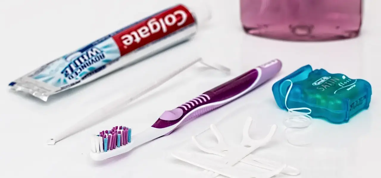 Kan jeg bruge tandtråd, hvis jeg har tandimplantater?